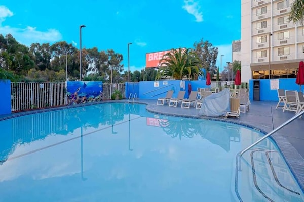 Foto van 1 kingsize bed | Inglewood - Vakantiehuis in Inglewood - Pool