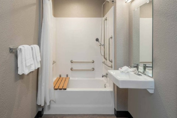 Foto van 1 tweepersoonsbed (queensize) | Minikoelkast - Vakantiehuis in Fontana - BathRoom