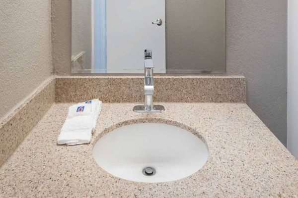 Foto van 1 tweepersoonsbed (queensize) | Minikoelkast - Vakantiehuis in Fontana - BathRoom