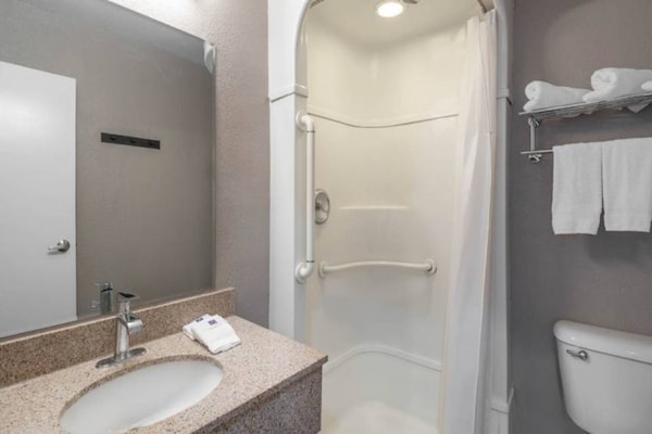 Foto van 1 tweepersoonsbed (queensize) | Minikoelkast - Vakantiehuis in Fontana - BathRoom