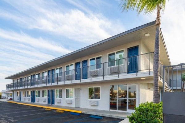 Foto van 1 tweepersoonsbed (queensize) | Minikoelkast - Vakantiehuis in Fontana - ExteriorSummer