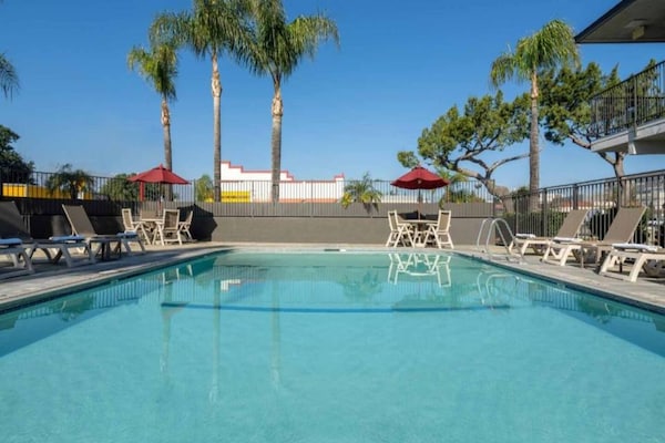 Foto van 1 tweepersoonsbed (queensize) | Minikoelkast - Vakantiehuis in Fontana - Pool