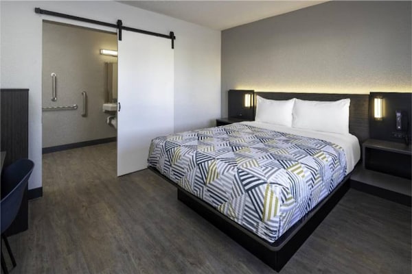 Foto van 1 tweepersoonsbed (queensize) | Minikoelkast - Vakantiehuis in Fontana - DiningRoom