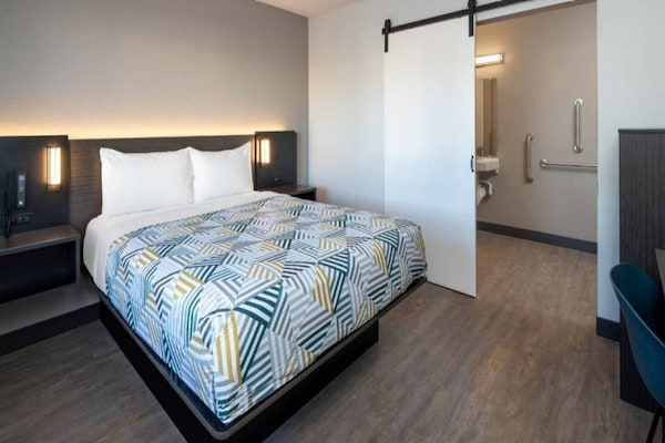Foto van 1 tweepersoonsbed (queensize) | Minikoelkast - Vakantiehuis in Fontana - BedRoom