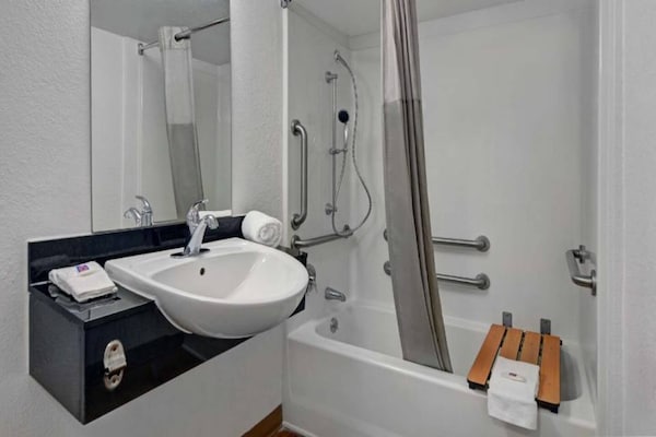 Foto van 1 King Bed | Uitgebreide Suite - Vakantiehuis in Cutler Bay - BathRoom