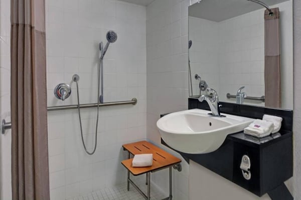 Foto van 1 King Bed | Uitgebreide Suite - Vakantiehuis in Cutler Bay - BathRoom
