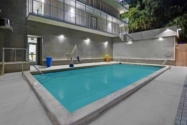 Foto van 1 King Bed | Uitgebreide Suite - Vakantiehuis in Cutler Bay - Pool