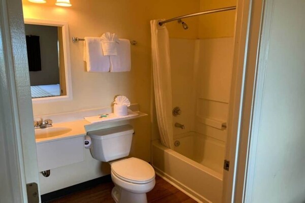 Foto van 1 tweepersoonsbed (Queensize) | Premium, Micfridge - Facilities