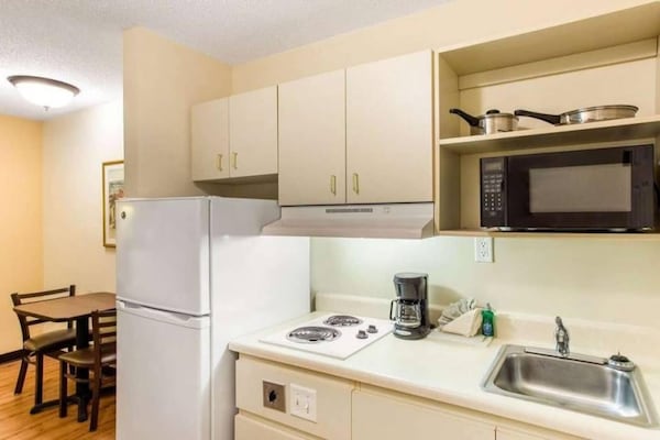 Foto van 1 queensize bed | Mob Acc RI Shwr Nsmk-bank - Vakantiehuis in Myrtle Beach SC - Facilities