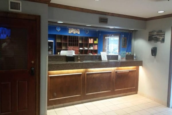 Foto van 1 queensize bed | Mob Acc RI Shwr Nsmk-bank - Vakantiehuis in Myrtle Beach SC - Facilities