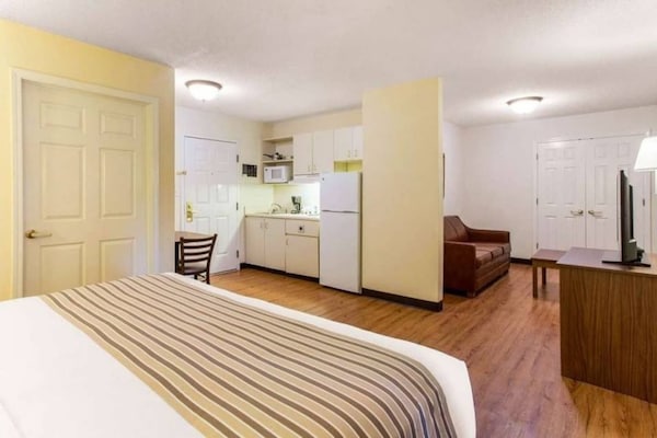 Foto van 1 queensize bed | Mob Acc RI Shwr Nsmk-bank - Vakantiehuis in Myrtle Beach SC - Facilities