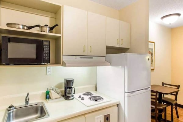 Foto van 1 queensize bed | Mob Acc RI Shwr Nsmk-bank - Vakantiehuis in Myrtle Beach SC - Kitchen