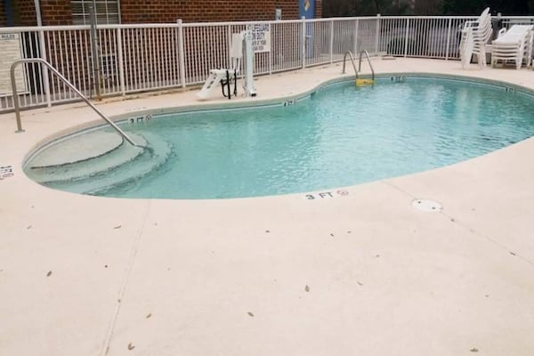 Foto van 1 queensize bed | Mob Acc RI Shwr Nsmk-bank - Vakantiehuis in Myrtle Beach SC - Pool