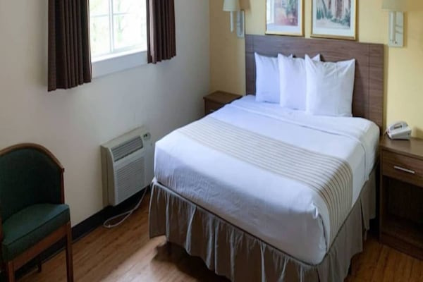Foto van 1 queensize bed | Mob Acc RI Shwr Nsmk-bank - Vakantiehuis in Myrtle Beach SC - BedRoom