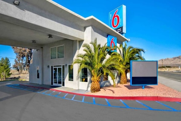 Foto van 1 kingsize bed | Roken toegestaan | Victorville - Vakantiehuis in VICTORVILLE - ExteriorSummer