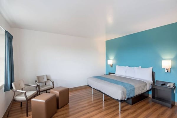 Foto van 1 King Bed | Mob Access Tub Ns Minifridge - Vakantiehuis in Colorado Springs - BedRoom