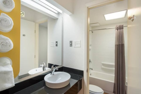 Foto van 1 King Bed | Mob Access Tub Ns Minifridge - Vakantiehuis in Colorado Springs - BedRoom