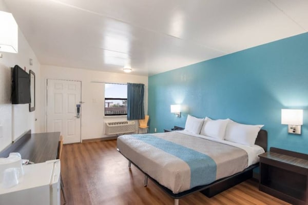 Foto van 1 King Bed | Mob Access Tub Ns Minifridge - Vakantiehuis in Colorado Springs - BedRoom