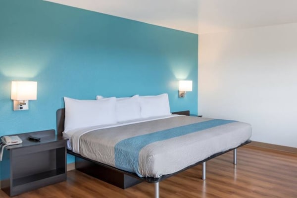 Foto van 1 King Bed | Mob Access Tub Ns Minifridge - Vakantiehuis in Colorado Springs - BedRoom