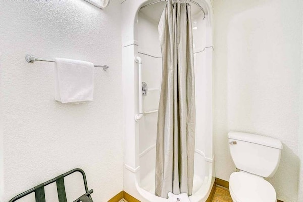 Foto van 1 Volledig Bed | Mobiliteit Toegang Ri Shwr | Ns - Vakantiehuis in Thornton - BathRoom