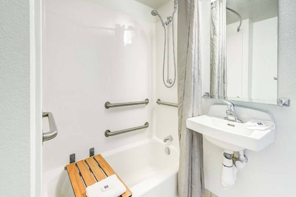 Foto van 1 Volledig Bed | Mobiliteit Access Tub | Ns - Vakantiehuis in Thornton - BathRoom