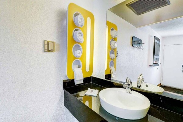 Foto van Queensize bed|Nsmk|Thornton - Vakantiehuis in Thornton - BathRoom