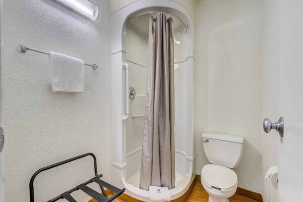 Foto van Queensize bed|Nsmk|Thornton - Vakantiehuis in Thornton - BathRoom