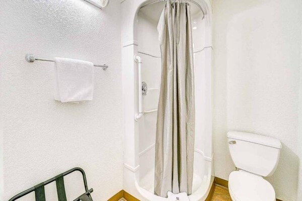 Foto van Queensize bed|Nsmk|Thornton - Vakantiehuis in Thornton - BathRoom