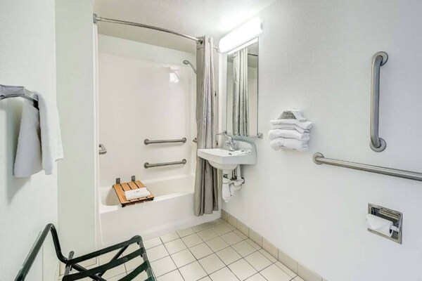 Foto van Queensize bed|Nsmk|Thornton - Vakantiehuis in Thornton - BathRoom