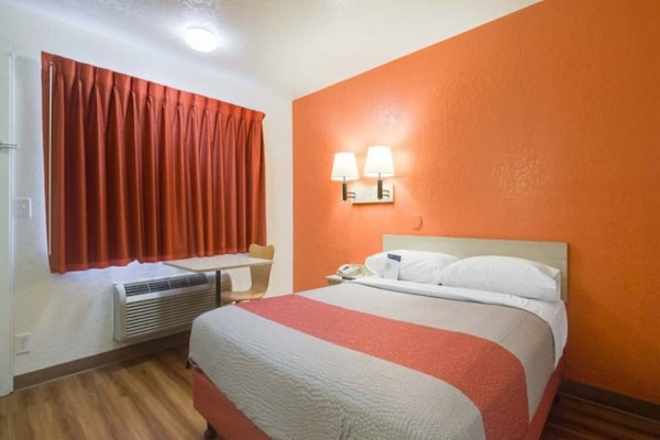Foto van 1 Queensize Bed | Ns | Micfridge - Vakantiehuis in Lakewood - BedRoom