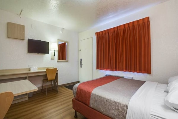 Foto van 1 Queensize Bed | Ns | Micfridge - Vakantiehuis in Lakewood - BedRoom