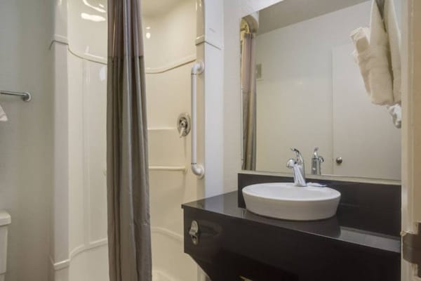 Foto van 1 Queensize Bed | Ns | Micfridge - Vakantiehuis in Lakewood - BathRoom