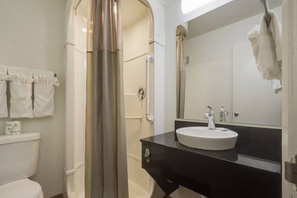 Foto van 1 Queensize Bed | Ns | Micfridge - Vakantiehuis in Lakewood - BathRoom