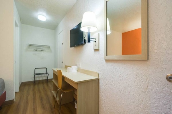 Foto van 1 Queensize Bed | Ns | Micfridge - Vakantiehuis in Lakewood - Facilities