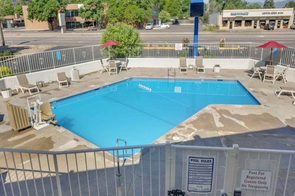 Foto van 1 Queensize Bed | Ns | Micfridge - Vakantiehuis in Lakewood - Pool