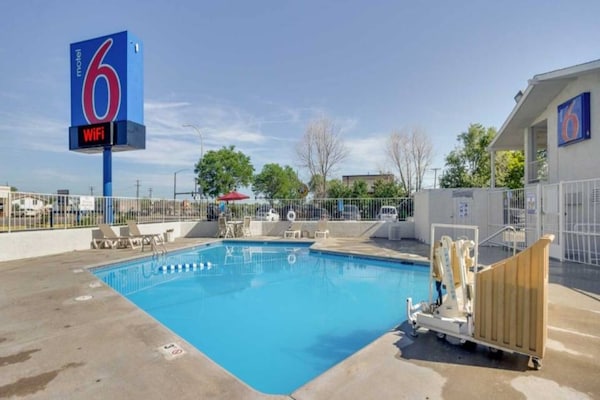 Foto van 1 Queensize Bed | Ns | Micfridge - Vakantiehuis in Lakewood - Pool
