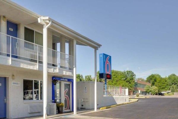 Foto van 1 Queensize Bed | Ns | Micfridge - Vakantiehuis in Lakewood - ExteriorSummer