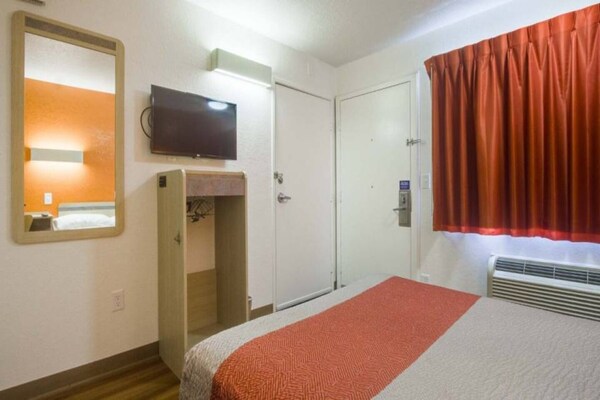 Foto van 1 Queensize Bed | Ns | Micfridge - Vakantiehuis in Lakewood - BedRoom