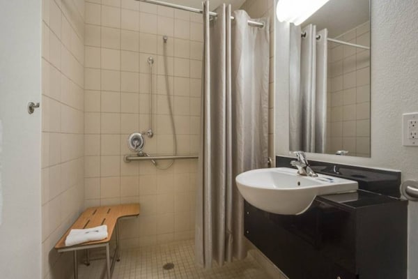 Foto van 1 Volledig Bed | Mob Accc Ri Shwr Ns Micridge - Vakantiehuis in Lakewood - BathRoom