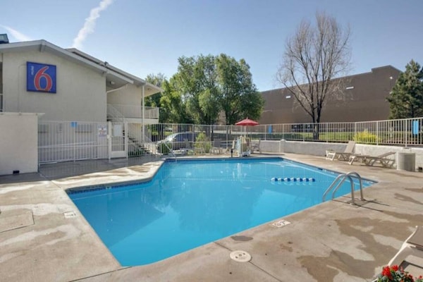 Foto van 1 Volledig Bed | Mob Accc Ri Shwr Ns Micridge - Vakantiehuis in Lakewood - Pool