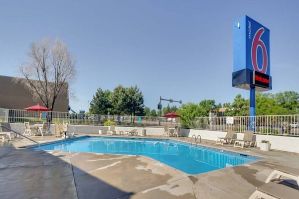 Foto van 1 Volledig Bed | Mob Accc Ri Shwr Ns Micridge - Vakantiehuis in Lakewood - Pool