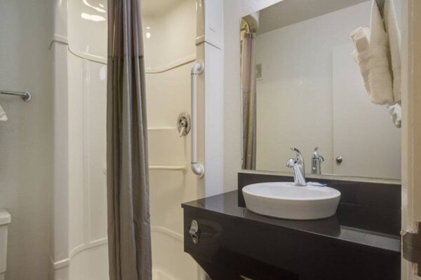 Foto van 1 Volledig Bed | Mobiliteit Access Tub | Ns - Vakantiehuis in Lakewood - BathRoom