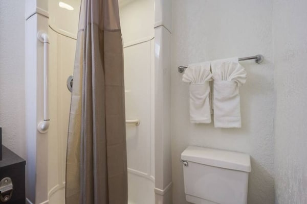 Foto van 1 Volledig Bed | Mobiliteit Access Tub | Ns - Vakantiehuis in Lakewood - BathRoom