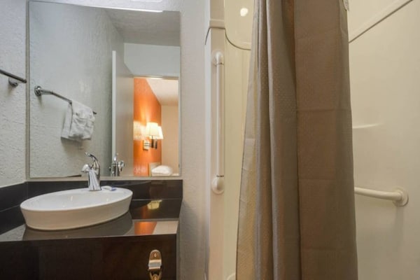 Foto van 1 Volledig Bed | Mobiliteit Access Tub | Ns - Vakantiehuis in Lakewood - BathRoom