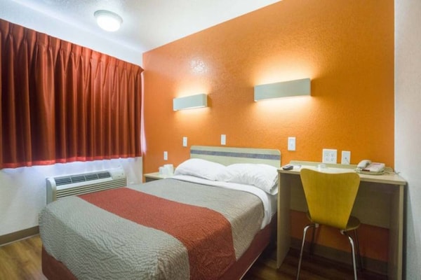 Foto van 1 Volledig Bed | Mobiliteit Toegang Ri Shwr | Ns - Vakantiehuis in Lakewood - BedRoom