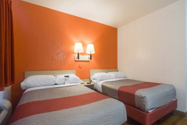 Foto van 1 Volledig Bed | Mobiliteit Toegang Ri Shwr | Ns - Vakantiehuis in Lakewood - BedRoom