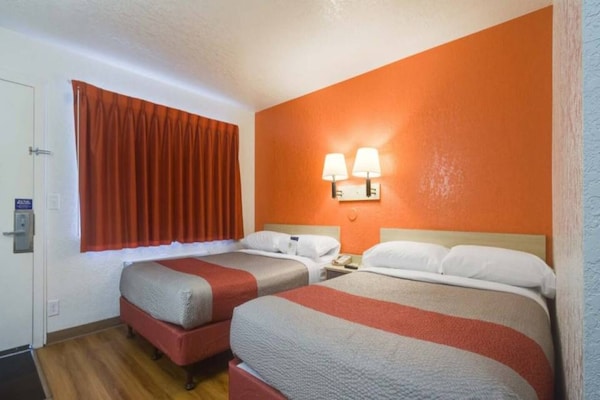 Foto van 1 Volledig Bed | Mobiliteit Toegang Ri Shwr | Ns - Vakantiehuis in Lakewood - BedRoom