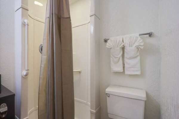 Foto van 1 Volledig Bed | Mobiliteit Toegang Ri Shwr | Ns - Vakantiehuis in Lakewood - BathRoom