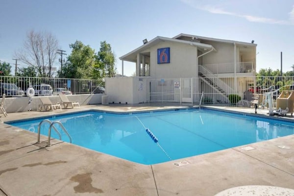 Foto van 1 Volledig Bed | Mobiliteit Toegang Ri Shwr | Ns - Vakantiehuis in Lakewood - Pool
