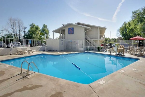 Foto van 1 Volledig Bed | Mobiliteit Toegang Ri Shwr | Ns - Vakantiehuis in Lakewood - Pool